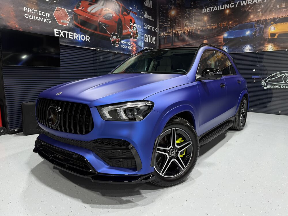 Mercedes-AMG GLE colantat în albastru mat, văzut din față-stânga în atelier