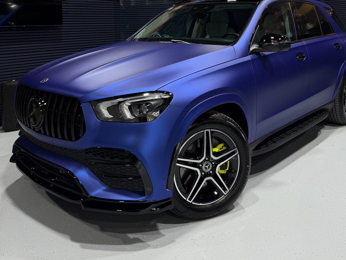 Același Mercedes-Benz GLE AMG fotografiat din același unghi după colantare, într-un albastru satinat mat
