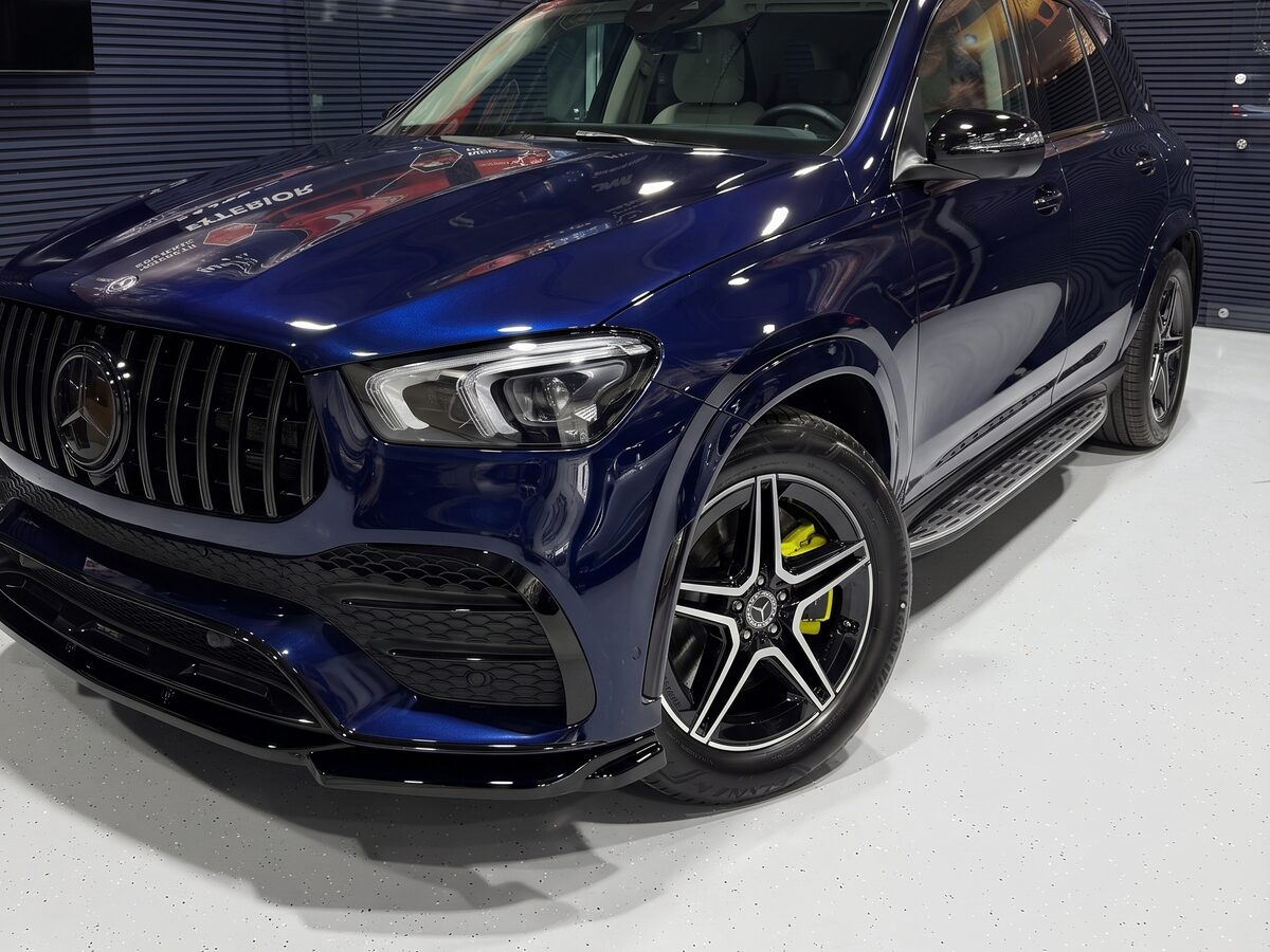 Mercedes-Benz GLE AMG fotografiat în atelierul Imperial Detailing Oradea, cu vopseaua albastră lucioasă originală din fabrică
