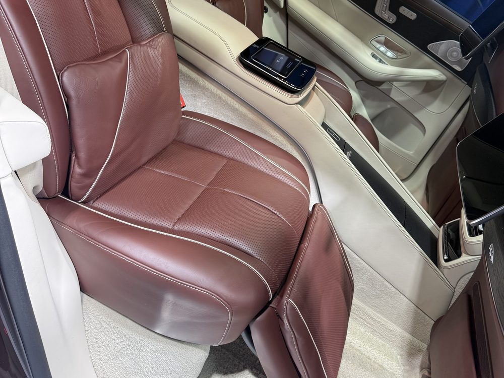 Scaun spate individual de Mercedes-Maybach în piele bordo și crem, curățat și hrănit