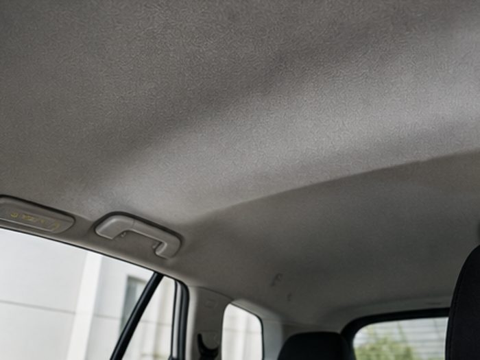 Plafonul și stâlpii habitaclului curățați atent, fără urme lăsate în material