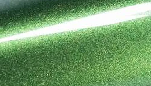 Mostră de folie PPF verde Mamba metalic, cu particule aurii și reflexie intensă.