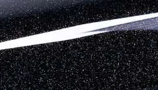Mostră de folie PPF negru Laser cu particule metalice dense și reflexie albă.