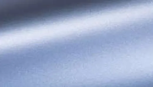 Mostră de folie PPF gri metal mat, cu reflexie albastru-gri difuză.