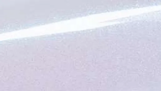 Mostră de folie PPF alb diamant cu schimbare discretă spre albastru și reflexie perlată.