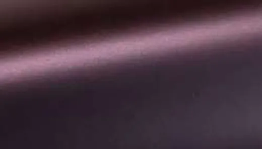 Mostră de folie PPF negru-roșcat mat, cu reflexie bordo difuză.