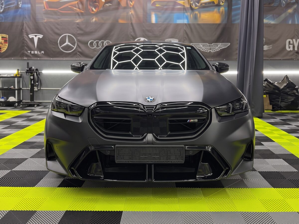 Același BMW M5 fotografiat din același unghi după aplicarea foliei PPF transparente cu finisaj satinat