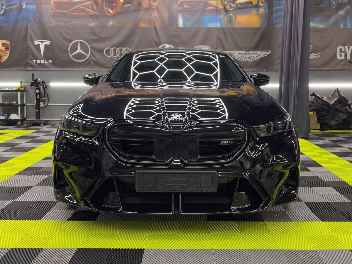 BMW M5 negru fotografiat frontal în atelierul Imperial Detailing Oradea, cu vopseaua originală lucioasă