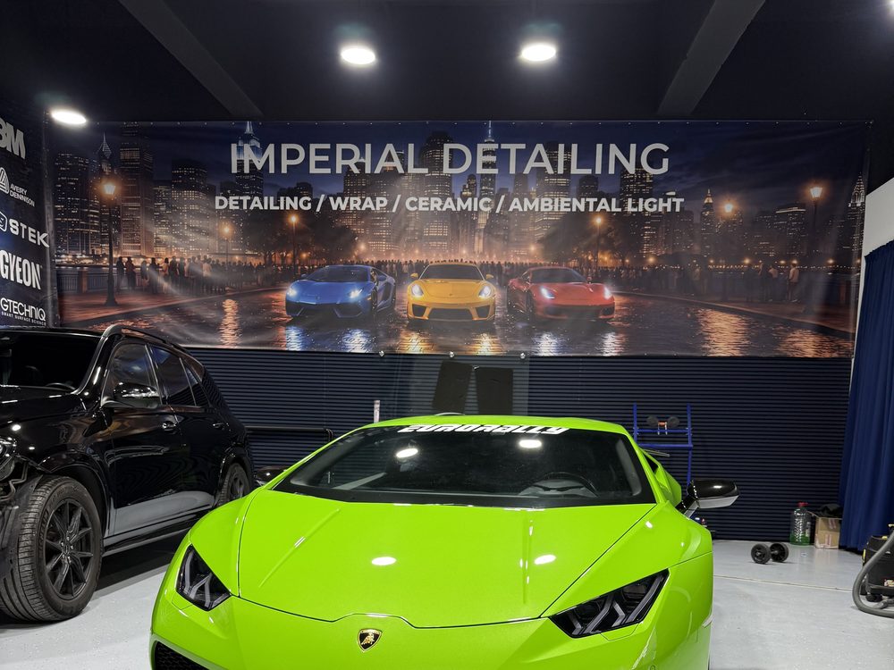 Lamborghini Huracán verde, văzut din față, în fața bannerului Imperial Detailing